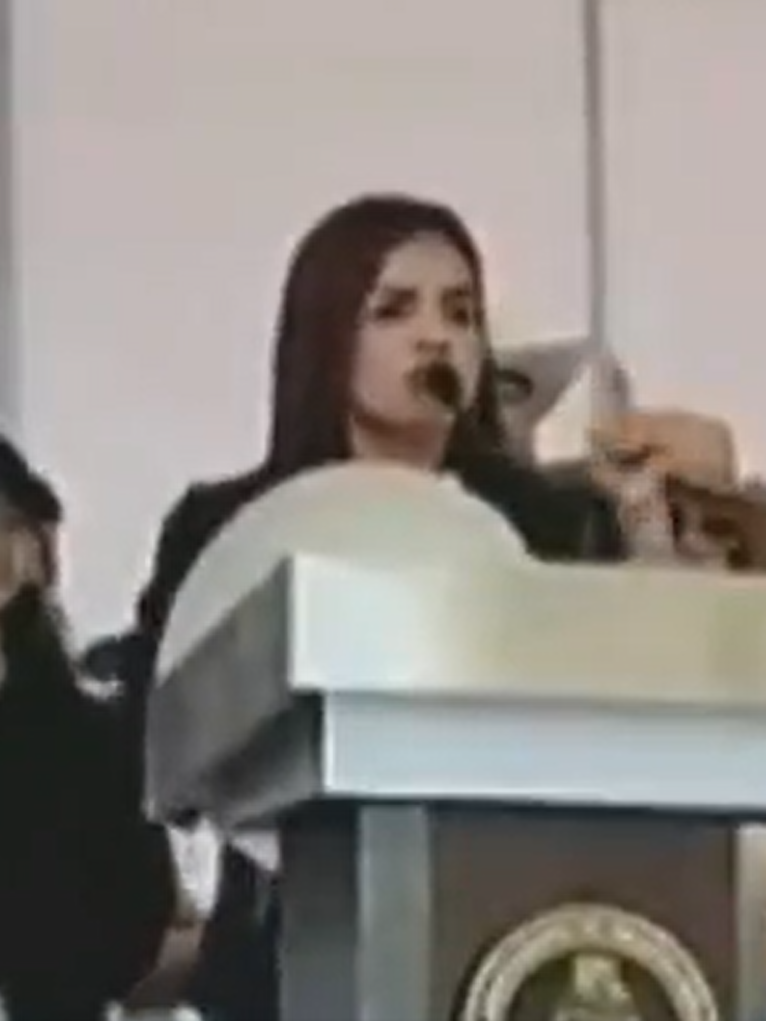 Imagen de Y Grecia Quiróz dice qué su reunión con la presidenta Claudia Sheinbaum no fue para ir a doblar las manos, fue para exigir justicia para Carlos Manzo. Fue para exigir qué saquen a todos esos delincuentes qué ellos saben donde se encuentran. Fue para exigir qué ninguno de nosotros tenga qué vivir la extorsión, a eso fui con la presidenta de México por qué no nos vamos a doblar.